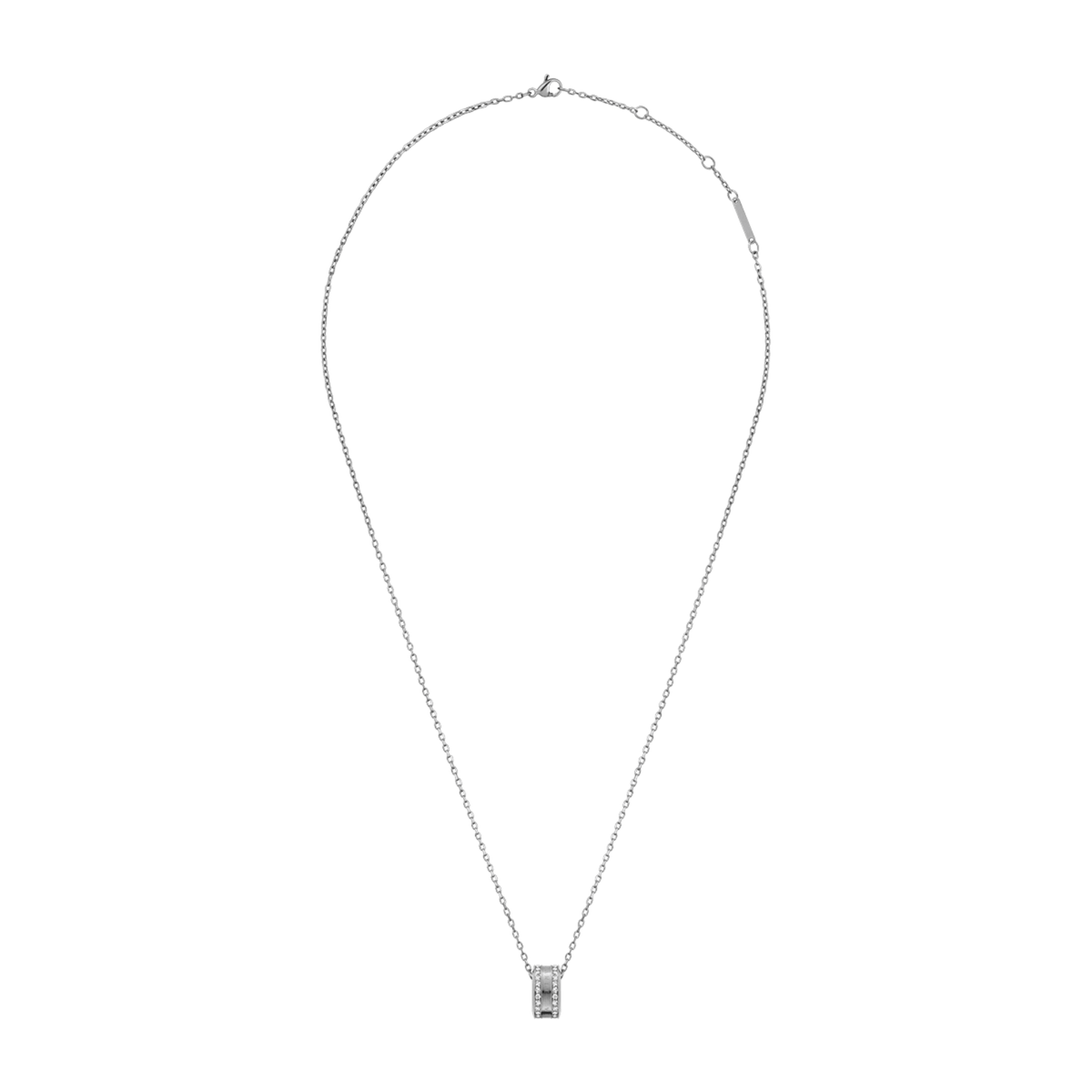 白背景で撮影したElan Lumine Necklace シルバーの俯瞰画像です。チェーン全体が自然なドレープを描き、クリスタルをあしらったリングペンダントが下部に配置されています。留め具付近にはブランドプレートが添えられており、細部まで丁寧に仕上げられています。