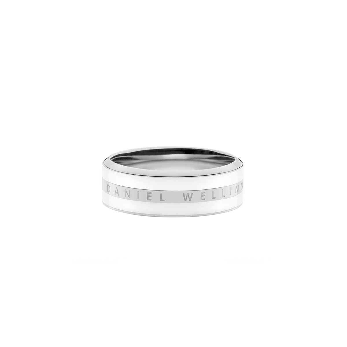 Daniel WellingtonのEmalie Ring Silverを正面から撮影した画像です。白い背景に置かれたリングは、サテンホワイトのエナメルとポリッシュ加工のシルバースチールのコントラストが美しく、中央に控えめなブランドロゴが確認できます。