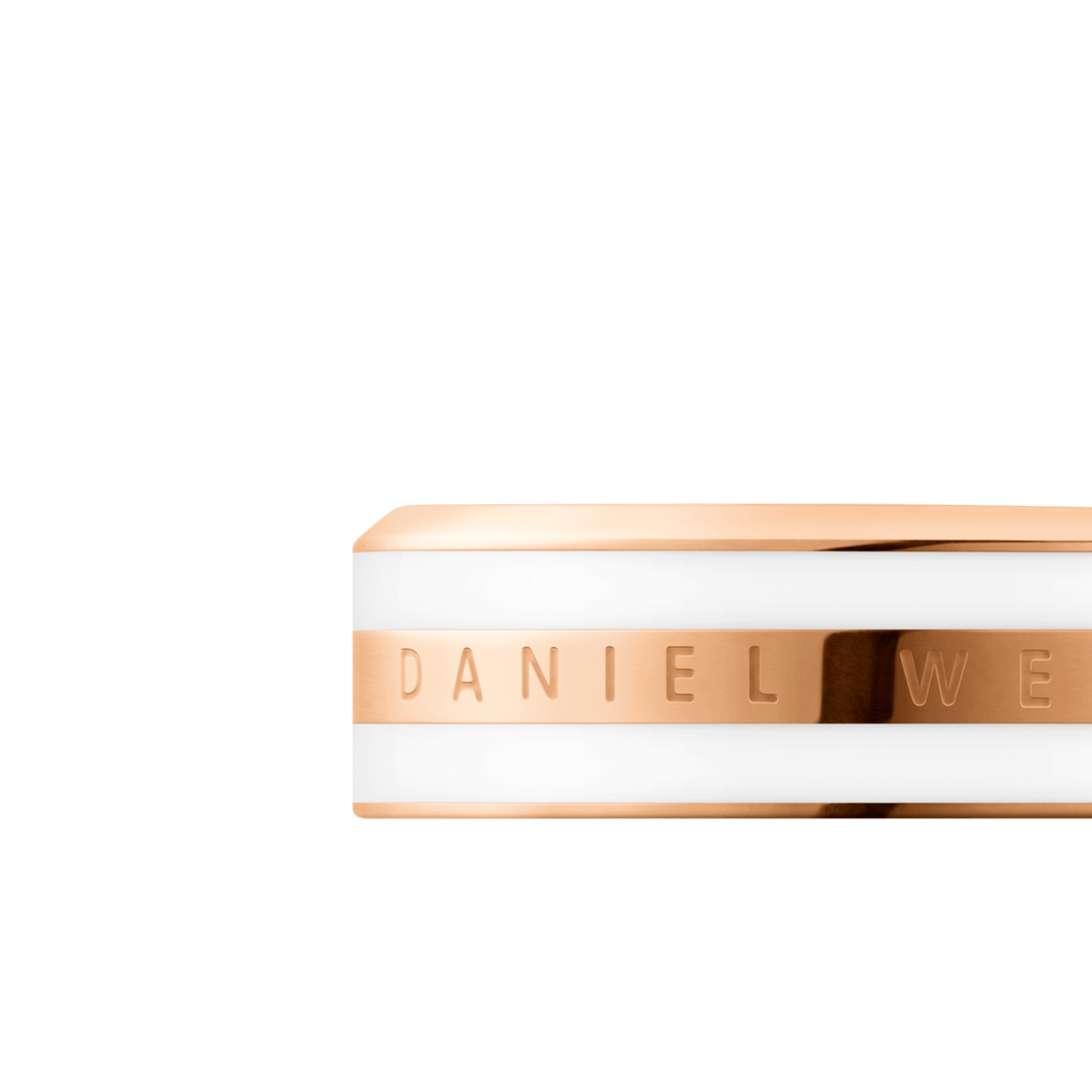 Emalie Ring Satin White Rose Goldのクローズアップ画像です。ポリッシュ仕上げのローズゴールドバンドにはDaniel Wellingtonの刻印が施され、上下を挟むサテンホワイトエナメルのなめらかな質感が際立ちます。