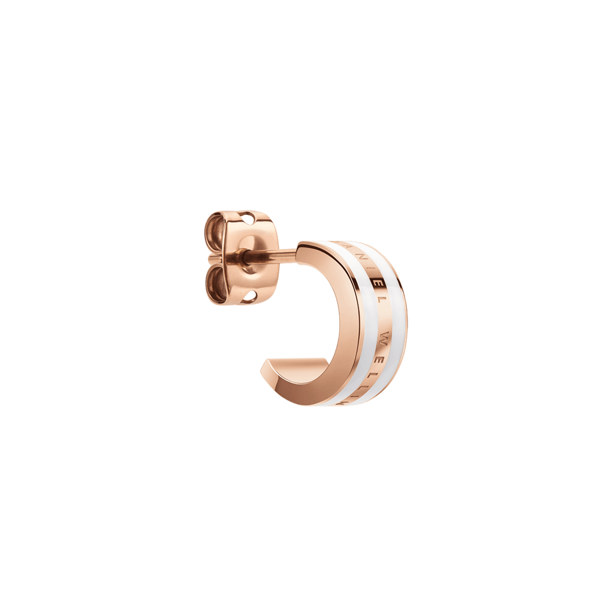 Emalie Earrings Rose Gold Satin Whiteを斜め横から撮影したクローズアップ画像です。C型のミニフープとバタフライキャッチのディテールがよくわかります。ローズゴールドのポリッシュ仕上げとサテンホワイトのエナメルストライプのコントラストが際立つアングルです。
