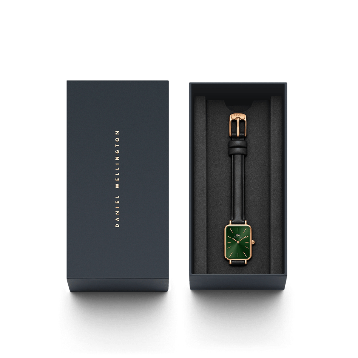 Daniel WellingtonのQuadro Pressed Sheffield Emerald Rose Goldは、ネイビーのギフトボックスに収められています。ブラックレザーストラップとエメラルドグリーンダイヤルが、ブランドロゴ入りの専用パッケージに美しく納まり、贈り物に最適な仕上がりです。