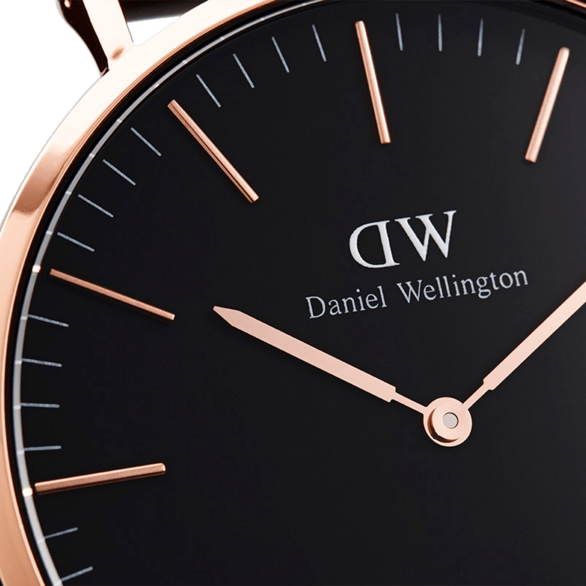 Classic St Mawes Black Rose Goldの文字盤をクローズアップ。ブラックダイヤルの余白にローズゴールドのバーインデックスと針が浮かび上がり、ブランドロゴとともにミニマルで洗練されたディテールが際立ちます。