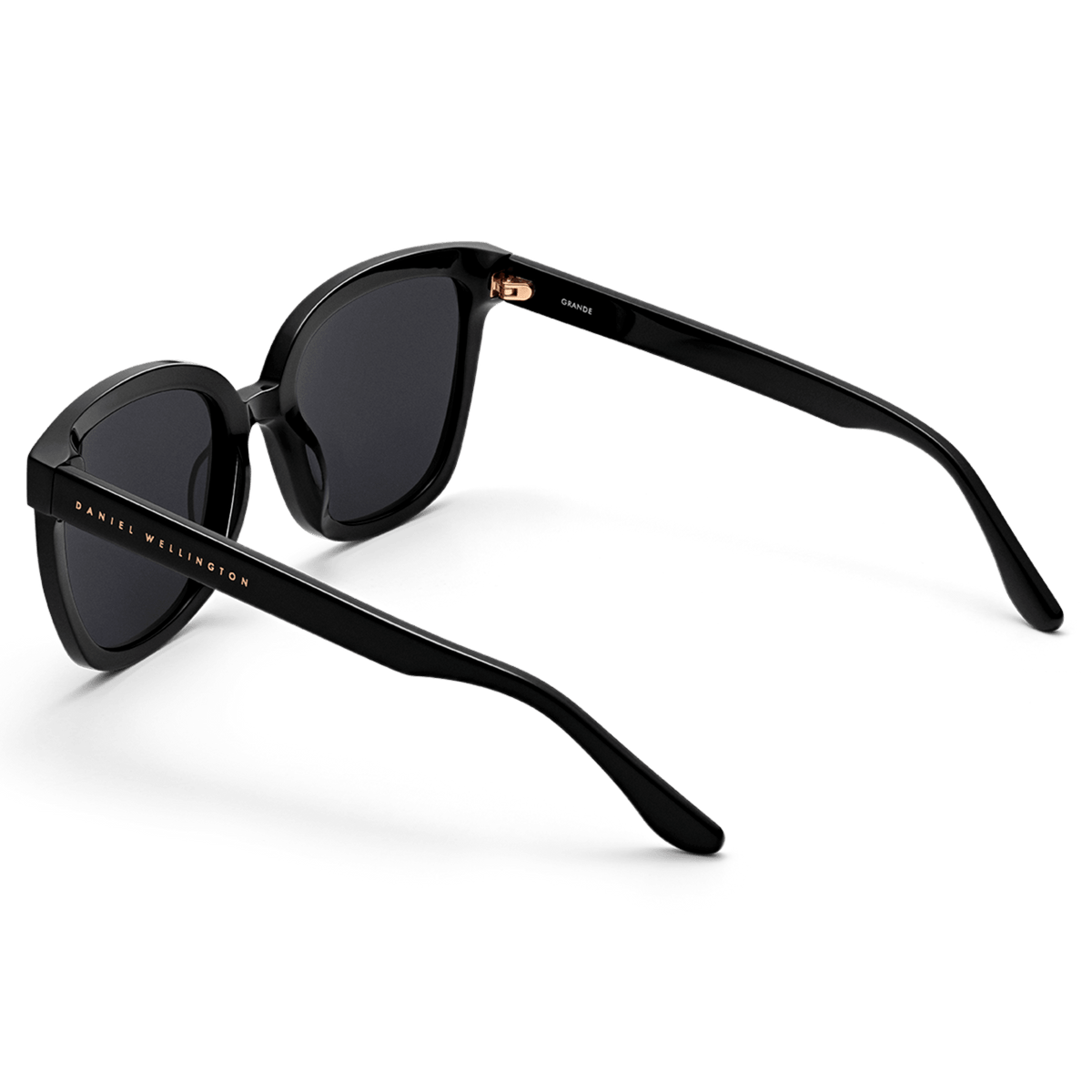 Grande Bio-Acetate Blackのサングラスを背面から撮影した画像です。テンプルの内側にはゴールドでDaniel Wellingtonのロゴがあしらわれ、ヒンジ部分にはローズゴールドのアクセントが輝きます。