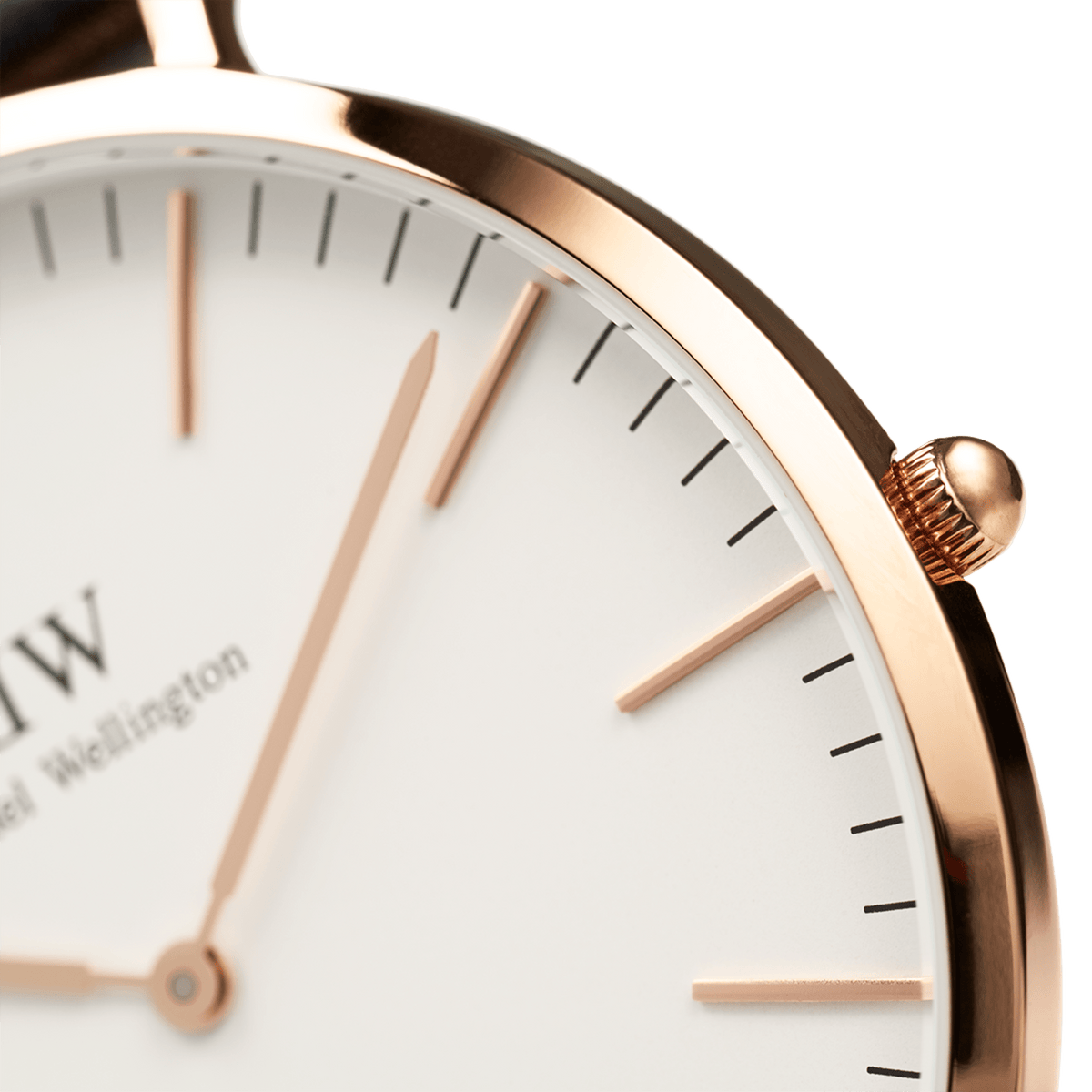 Classic Bayswater Rose Goldの文字盤とケースをクローズアップした画像です。ローズゴールドのバーインデックスや針、ローレット加工を施したリューズなど、細部の仕上げと薄型ケースのプロポーションが際立ちます。