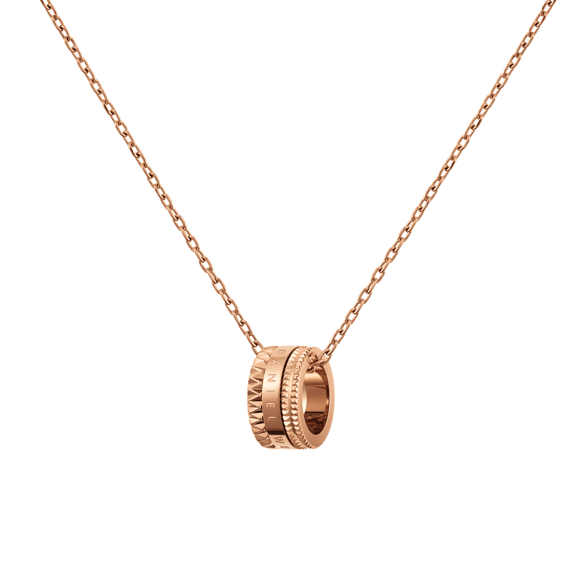 Daniel Wellington Elevation Necklaceのペンダントトップを正面から捉えた商品画像です。三層構造のバンドにスタッズパターンとブランドロゴが刻まれたローズゴールドのリング型ペンダントが、細身のケーブルチェーンに通されています。