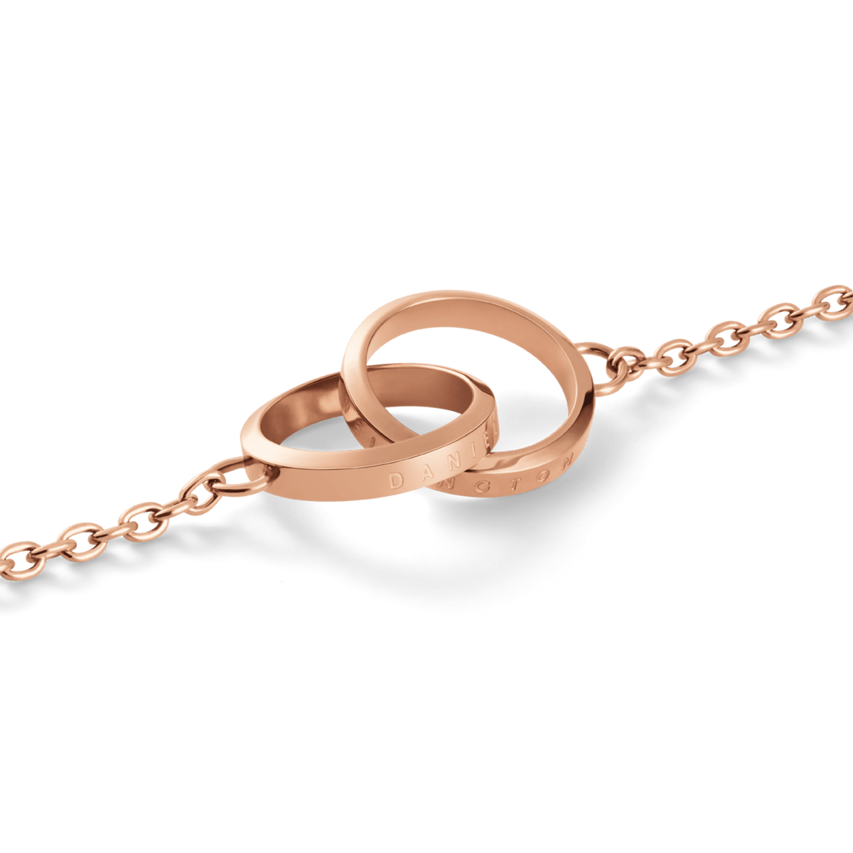 Elan Unity Necklaceのインターロッキングリング部分をクローズアップした画像です。ローズゴールドの輝きを放つ2つのリングが重なり合い、ケーブルチェーンと自然につながる細部まで確認できます。