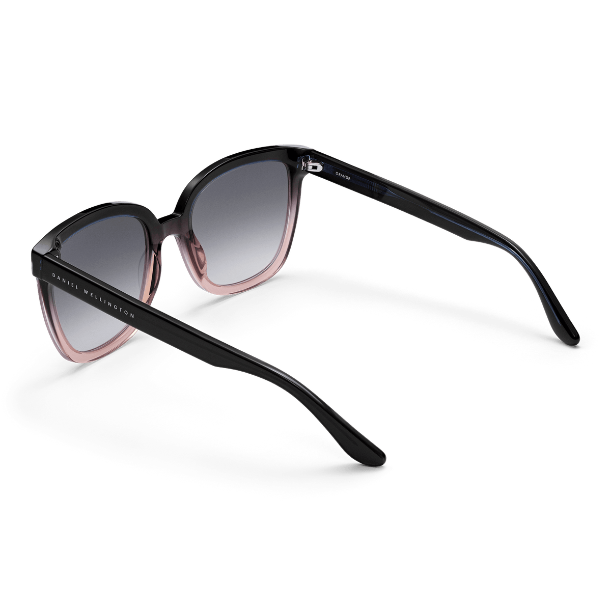 Grande Bio-Acetateサングラスを背面から捉えた画像です。テンプルの内側にはDaniel Wellingtonのブランド名が刻印されており、ブルーからコーラルピンクへとグラデーションする透明感のあるフレームの色合いがお分かりいただけます。
