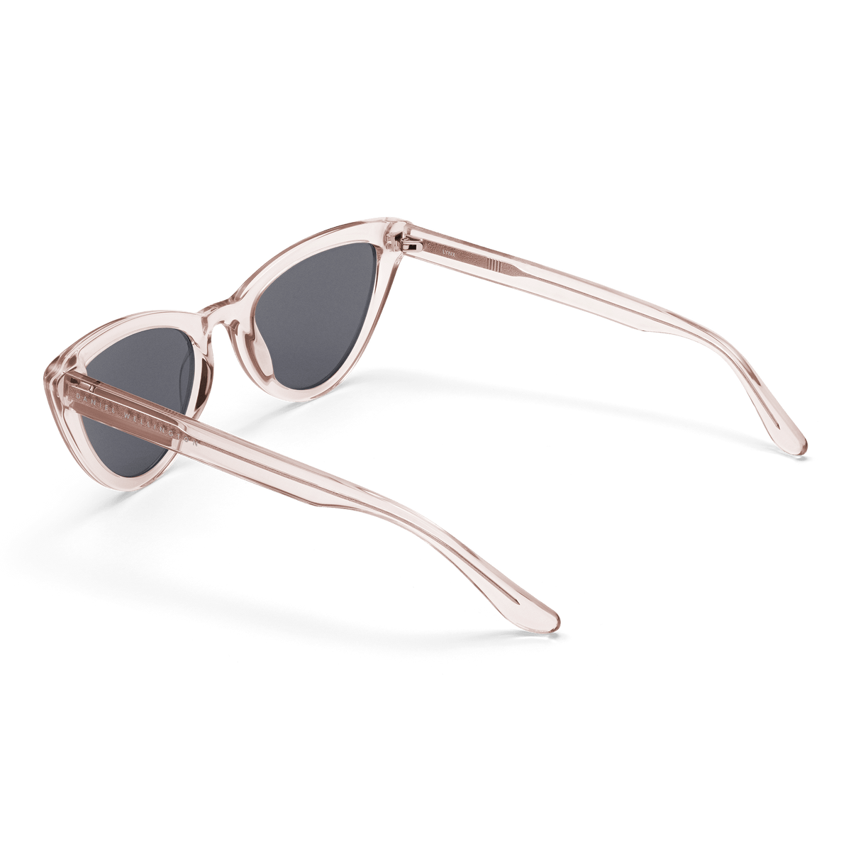 Lynx Bio-Acetate Clear Pinkを背面から斜めに捉えた画像です。クリアピンクのバイオアセテート素材の質感や、テンプルの厚み、キャットアイフレームの立体的なシルエットがよくわかります。