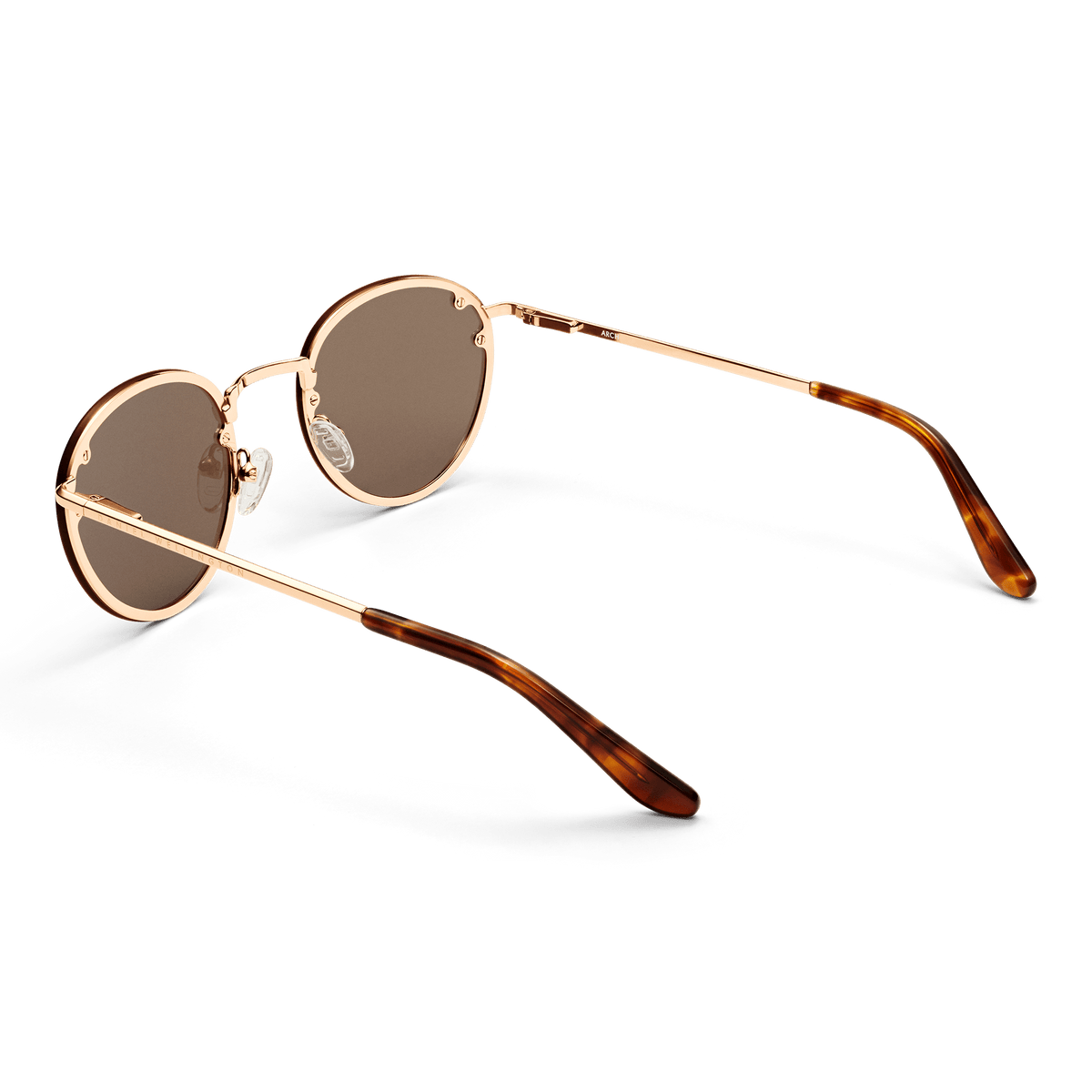 Arch Steel Brown Rose Goldを背面から捉えた画像です。透明なシリコン製の調節可能なノーズパッドや、ローズゴールドのフレームの繊細な構造、べっ甲柄アセテートのテンプルチップの曲線が確認できます。