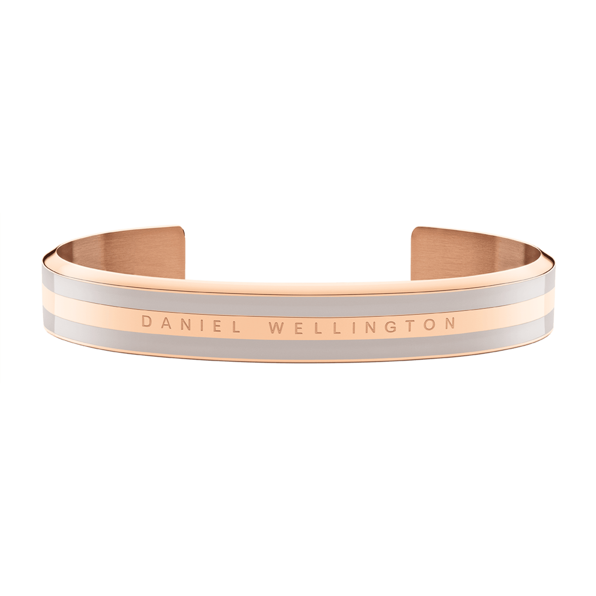 Emalie Bracelet Desert Sand Rose Goldをやや上方から撮影した画像です。開口部が見えるカフタイプのフォルムと、デザートサンドカラーのエナメルを挟んだローズゴールドのフレームが持つ温かみのある色合いがおわかりいただけます。