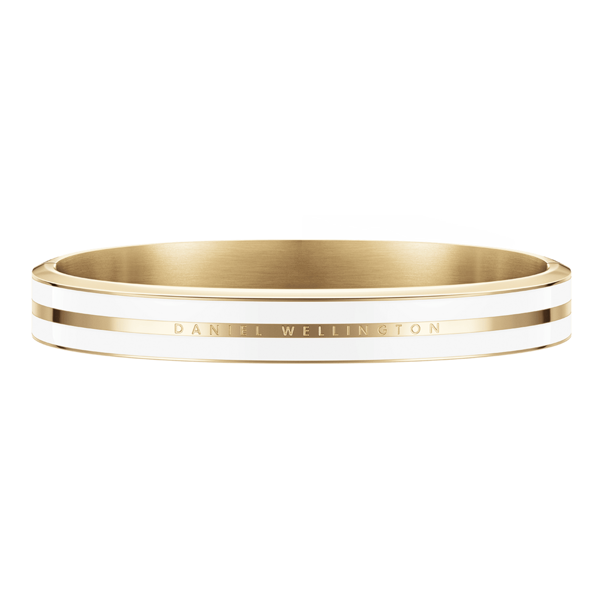 Emalie Infinite Gold Satin Whiteバングルをやや低めのアングルから撮影した画像です。ホワイトエナメルの2本ラインとゴールドの中央バンドが水平に配され、Daniel Wellingtonのロゴが繊細に刻印されています。内側のサテン仕上げのゴールドが奥行きを演出しています。