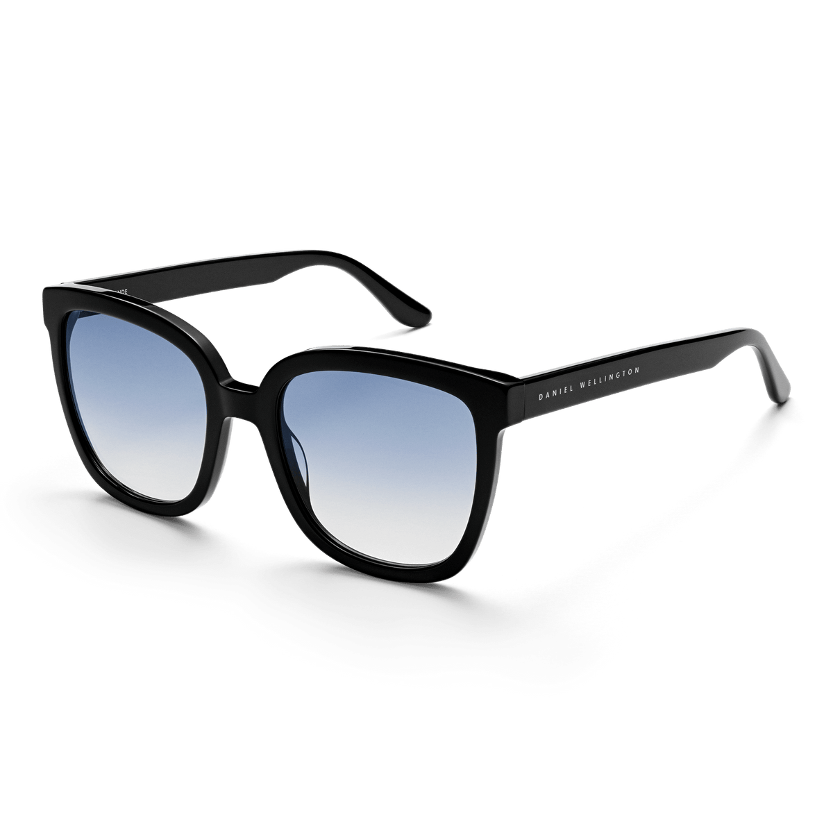 グランデ Bio-Acetateサングラスを斜め前方から撮影した商品画像です。光沢のあるブラックのバイオアセテートフレームと、ブルーグラデーションのレンズが特徴で、テンプル部分にはDaniel Wellingtonのロゴが刻印されています。