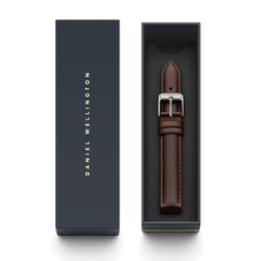 Daniel Wellington Bristol Strap Silverのパッケージ画像。ネイビーのブランドロゴが入った化粧箱と、開封した状態で収められたダークブラウンのレザーストラップが並んでいます。ギフトにもぴったりの上品な仕上がりです。