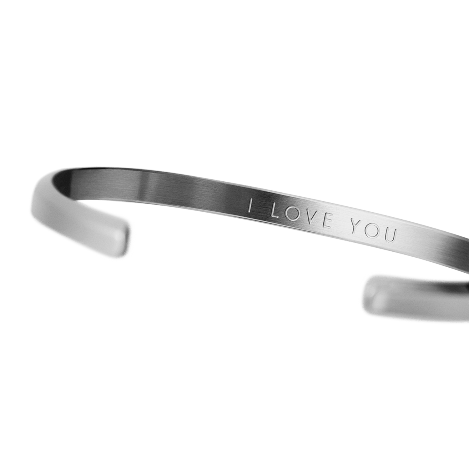 Classic Valentine Bracelet Silverの内側を大きく写した画像です。シルバーカフの内面には「I LOVE YOU」のメッセージが刻印されており、ヘアライン仕上げの質感とオープンカフならではの曲線美が際立ちます。