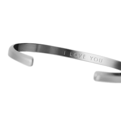 Classic Valentine Bracelet Silverの内側を大きく写した画像です。シルバーカフの内面には「I LOVE YOU」のメッセージが刻印されており、ヘアライン仕上げの質感とオープンカフならではの曲線美が際立ちます。