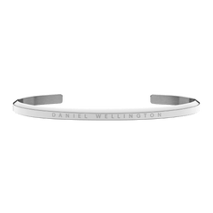 Daniel Wellington Classic Valentine Bracelet Silverの正面からの全体写真。ポリッシュ仕上げのシルバーオープンカフに、ブランドロゴが控えめに刻印されたミニマルデザインのブレスレットです。