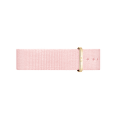 ダニエルウェリントンのRosewater NATOストラップをクローズアップ。やわらかなピンク色の織り地に、ゴールドの尾錠がアクセントとなったデザインです。