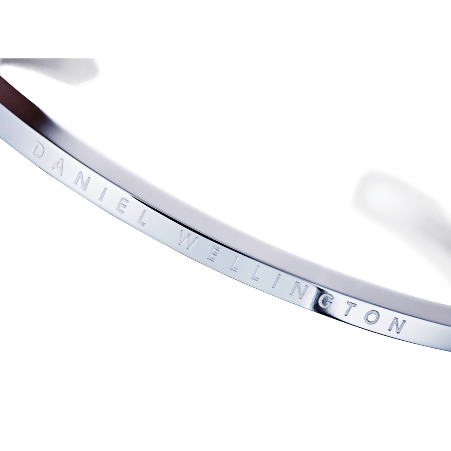 Classic Valentine Bracelet Silverの側面に刻印されたDaniel Wellingtonのブランド名を接写した写真です。ポリッシュシルバーの鏡面仕上げが光を反射し、細身のカフデザインが上品な存在感を際立たせています。