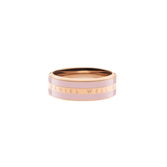 Emalie Ring Cherry Blossomを斜め上から撮影した製品画像です。淡いチェリーブロッサムピンクのエナメルラインが上下にあしらわれ、中央のローズゴールド部分にはDaniel Wellingtonのロゴが浮かび上がるデザインがお楽しみいただけます。