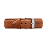 ダニエルウェリントンのDurham Strap シルバーをバックル留めした状態の画像です。ライトブラウンのアメリカンレザーが革ループを通してきれいに折り返され、装着時のすっきりとしたフィット感が伝わります。