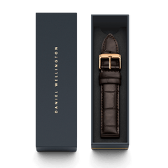 Daniel Wellington York Strap ローズゴールドのパッケージ画像です。ネイビーのブランドロゴ入りボックスの蓋と、クロコダイル型押しのダークブラウンレザーストラップが収められた本体が並べて配置されています。ギフトにもぴったりな上品な仕様です。