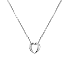 Daniel WellingtonのElan Le Coeur Necklace シルバーカラーの全体像です。細めのチェーンに、二本のラインが交差して立体的なオープンハートを描くペンダントがあしらわれています。