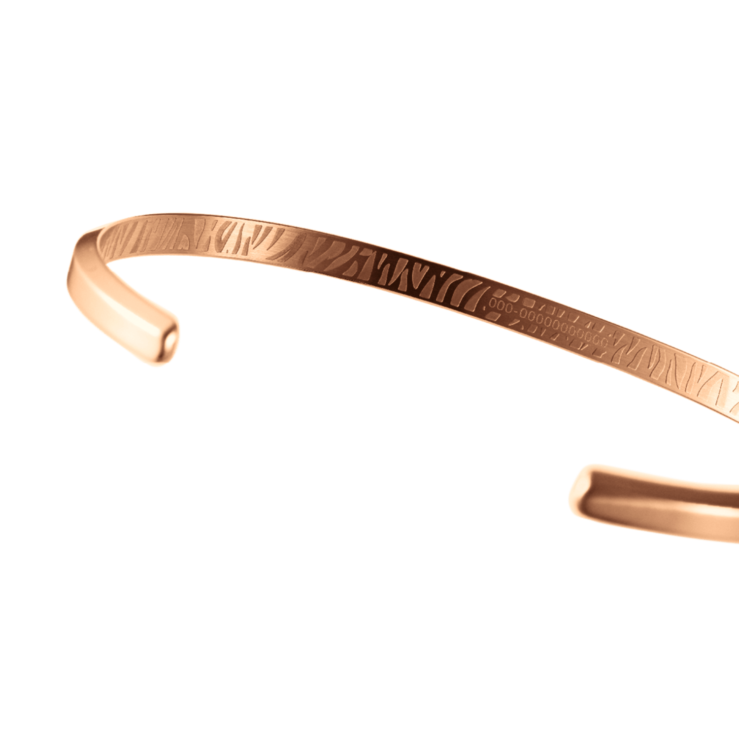 Classic Bracelet Tiger Rose Goldの内側を斜めから捉えたアングルで、ブレスレット全体に施されたタイガー柄のエングレービングと、ローズゴールドの美しい輝きが際立つディテールをご覧いただけます。
