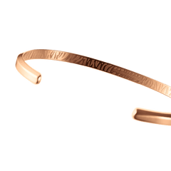 Classic Bracelet Tiger Rose Goldの内側を斜めから捉えたアングルで、ブレスレット全体に施されたタイガー柄のエングレービングと、ローズゴールドの美しい輝きが際立つディテールをご覧いただけます。