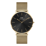ダニエルウェリントン Classic Mesh Onyx Goldの正面画像。ブラックのサンレイダイヤルにゴールドのインデックスと針が映える、40mmサイズのメンズ腕時計です。細やかに編み込まれたゴールドのメッシュストラップを採用しています。