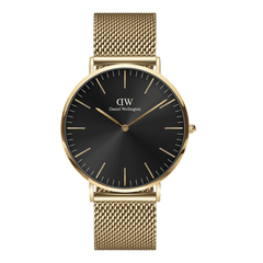 ダニエルウェリントン Classic Mesh Onyx Goldの正面画像。ブラックのサンレイダイヤルにゴールドのインデックスと針が映える、40mmサイズのメンズ腕時計です。細やかに編み込まれたゴールドのメッシュストラップを採用しています。