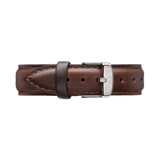 ダニエルウェリントン Bristol Strap Silverをバックル側から撮影した画像です。ダークブラウンのレザーストラップには、革肌の濃淡やブラウンのステッチ、遊び革の細部まで確認できます。ロゴ入りのシルバーバックルが留められた状態で収まっています。