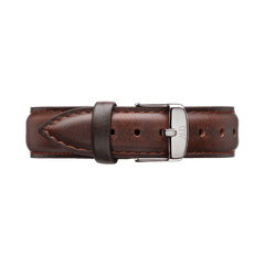 ダニエルウェリントン Bristol Strap Silverをバックル側から撮影した画像です。ダークブラウンのレザーストラップには、革肌の濃淡やブラウンのステッチ、遊び革の細部まで確認できます。ロゴ入りのシルバーバックルが留められた状態で収まっています。
