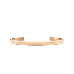 Classic Bracelet Tiger Rose Goldを正面やや上方から撮影した画像です。ローズゴールドのポリッシュ面にDaniel Wellingtonのロゴが刻印され、開口部の両端と内側にはタイガー柄のエングレービングが施されています。