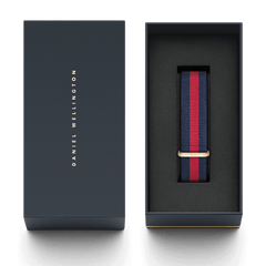 Daniel Wellington Oxford Strap Rose Goldのパッケージ画像です。ネイビーにゴールドのロゴがあしらわれた専用ボックスの蓋と、ネイビーとレッドのストライプ柄ストラップが収められた箱の中身が並んで表示されています。
