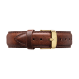 Daniel Wellington St Mawesのストラップを折り返して留めた状態の俯瞰画像です。ライトブラウンの本革には自然な風合いと経年変化を思わせる色合いが見られ、ゴールドのフラットピンバックルや遊革に通した剣先も確認できます。