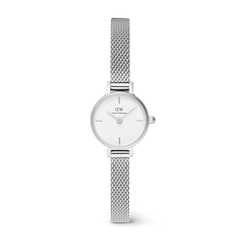 Daniel Wellington Petite Mini Sterlingの正面画像。19mmのコンパクトなシルバーケースにホワイトサンレイダイヤル、細やかな編み目のシルバーメッシュストラップを合わせたミニマルデザインの女性向け腕時計です。