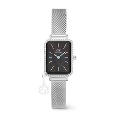 Daniel Wellington Quadro Crystal Zodiac Sterlingのフロントビューです。クリスタルベゼルに囲まれたブラックマザーオブパールの文字盤とシルバーメッシュのストラップが特徴で、ケース下部にはクリスタルをあしらった星座チャームが付いた女性向け腕時計です。