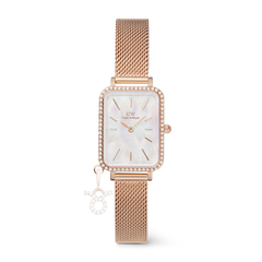 Daniel WellingtonのQuadro Crystal Zodiac Melrose ローズゴールドレクタンギュラーウォッチ。クリスタルベゼルで縁取られたホワイトマザーオブパールのダイヤルに、ローズゴールドのメッシュストラップを組み合わせたデザインです。ケース下部には、クリスタルの星座チャームがあしらわれています。