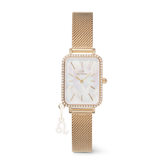 Daniel Wellington Quadro Crystal Zodiac Evergoldの正面画像です。クリスタルで縁取られたホワイトマザーオブパールのダイヤルに、ゴールドのメッシュストラップを組み合わせたレディースウォッチ。レクタンギュラーケースの下部には、クリスタルで装飾された星座チャームがあしらわれています。