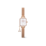 斜めに配置されたQuadro Mini Crystal Zodiac Melrose Setは、ローズゴールドのメッシュストラップが軽やかに広がり、クリスタルベゼルに囲まれたマザーオブパールの文字盤が虹色の輝きを放ちます。ケース左下には、天秤座のシンボルをキュービックジルコニアであしらったチャームが添えられています。