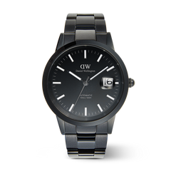 Daniel Wellington Iconic Link Automatic Blackの正面画像。ブラックのケースとリンクブレスにブラックダイヤル、夜光バーインデックス、3時位置の日付表示窓を備えた40mmの自動巻き腕時計です。