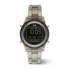 Daniel Wellington Retro Digital Light Greyの正面画像。半透明のライトグレーのバイオベースプラスチックケースとブレスレットを採用し、デュアルタイム表示のデジタルクロノグラフダイヤルを搭載したレトロデジタル腕時計です。