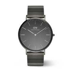 Daniel Wellington Classic Piano Link Graphite Unitone 40mmは、グラファイトカラーで統一された上品なメンズ腕時計です。ブラッシュド仕上げの文字盤とバーインデックス、ピアノリンクストラップが一体感のあるミニマルデザインを演出しています。