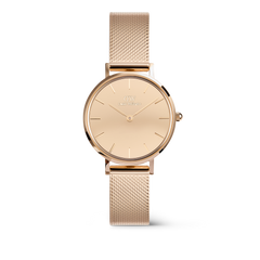 白背景にPetite Reflection Rose Goldを置いて撮影した全体の画像です。ローズゴールドで統一されたケース、ダイヤル、メッシュストラップが柔らかな光沢を放ち、ミニマルなバーインデックスとスリムな針がダイヤルに自然になじんでいます。