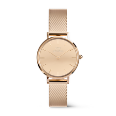 Daniel Wellington Petite Reflection Rose Goldの正面画像。ダイヤル、ケース、メッシュストラップをローズゴールドのワントーンで統一した28mmの女性向け腕時計です。バーインデックスと針も同色に仕上げられ、鏡面のような一体感が特徴となっています。
