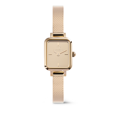 Daniel Wellington Quadro Mini Reflection Rose Goldの正面画像。ローズゴールドのポリッシュ加工を施したスクエアケースにミラーダイヤルを搭載し、細かく編み込まれたメッシュストラップまでワントーンで統一したミニサイズの腕時計です。