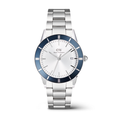 Daniel WellingtonのIconic Paradigma Link Blue Bezel Silverです。ブルーのアルミニウムベゼルとシルバーのサンレイダイヤル、3時位置に配置されたデイト窓が特徴のメンズ腕時計。ポリッシュとブラッシュド仕上げを施した3リンクのステンレススチールブレスレットが、上品な印象を与えます。