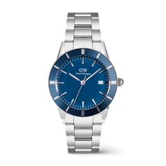 Daniel WellingtonのIconic Paradigma Link Blue Enamelです。ブルーエナメルのベゼルとダイヤルにシルバーのインデックスが映え、3時位置にはデイト窓を配しています。3リンク構造のステンレススチールブレスレットが特徴のメンズモデルです。