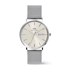 Daniel Wellington Classic Day Display Sterlingの正面画像です。シャンパンカラーの文字盤にはトライアングルパターンが施され、3時位置に曜日と日付の表示窓を配置しています。シルバーカラーのメッシュストラップを装着した40mmケースです。