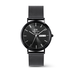 Daniel Wellington Classic Day Display Onyx Blackの正面画像。40mmのオールブラックケースに、トライアングルパターンのブラック文字盤を採用。3時位置には曜日と日付の表示窓を配置し、ブラックメッシュストラップと組み合わせたデザインです。